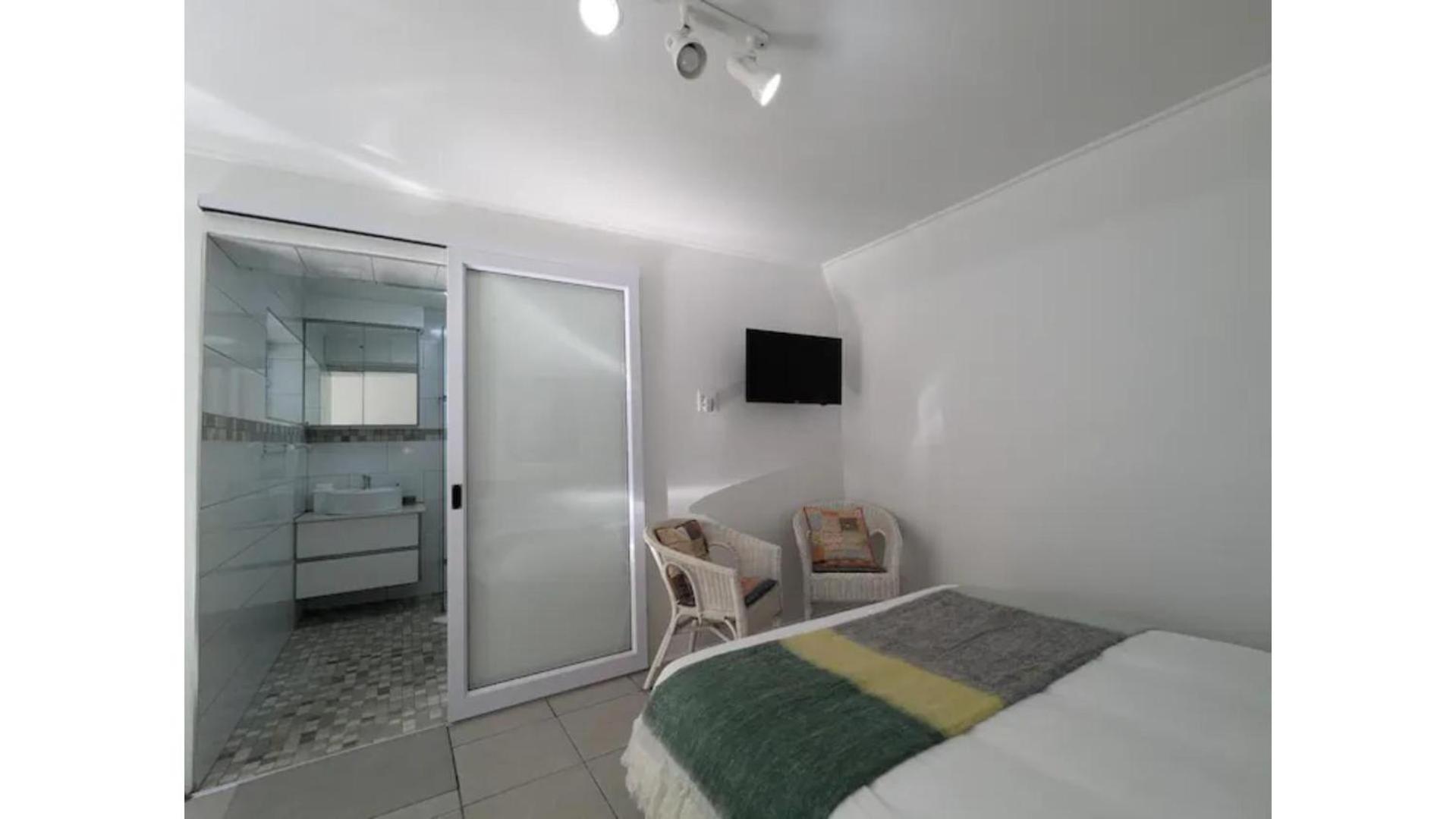 Apartment Charming With Garden Patio In Tamboerskloof